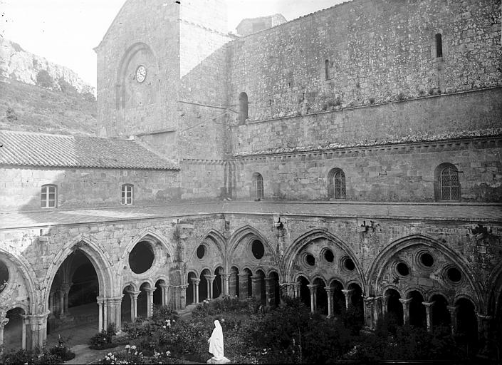 Cloître: ensemble sur la cour, angle sud-est