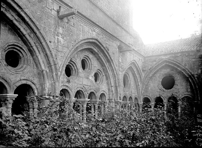 Cloître: détail des arcs sur la cour