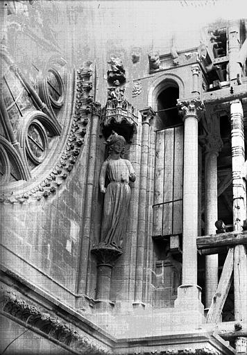 Statue au côté nord de la rose sud, la Synagogue