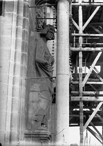 Roi près de la statue de l'Eglise, au sud, Louis le Débonnaire