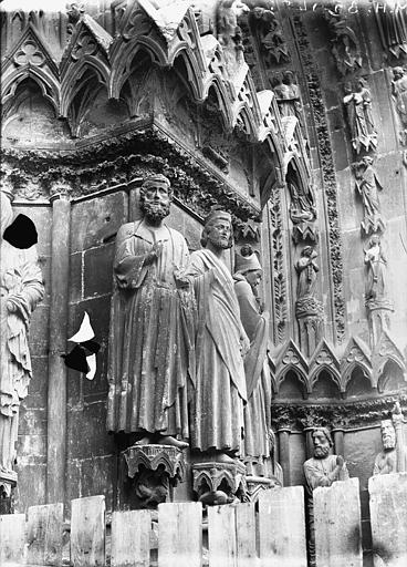 Portail ouest, statue entre la porte centrale et la porte de droite