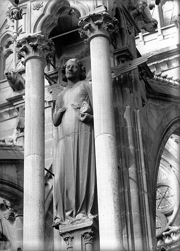 Ange du sixième contrefort de la nef, au sud