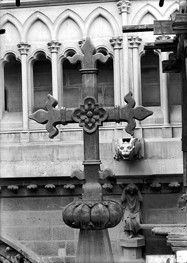 Croix couronnant un pinâcle de l'abside