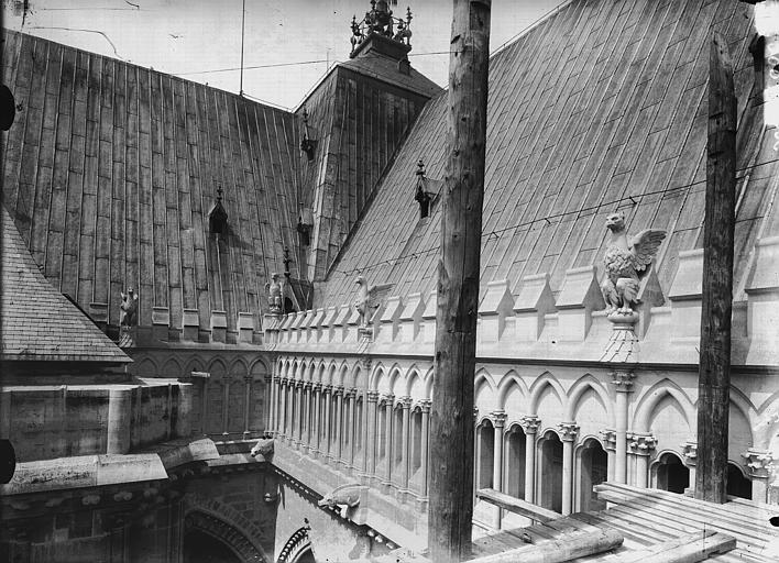 Jonction des toitures de l'abside et du transept