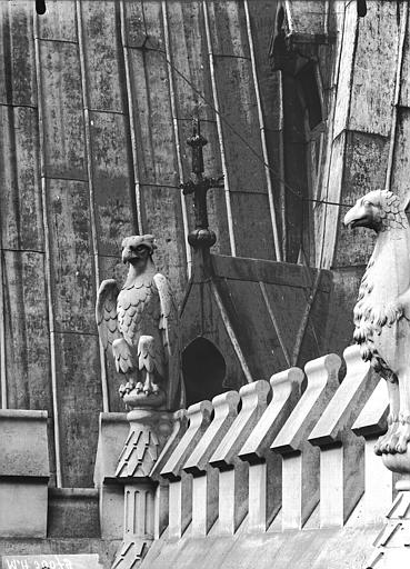 Galerie supérieure de l'abside, oiseaux d'amortissement