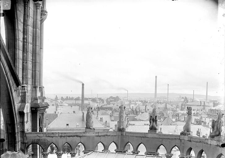 Chapelle de l'abside, animaux d'amortissement de la galerie supérieure, vue de dos