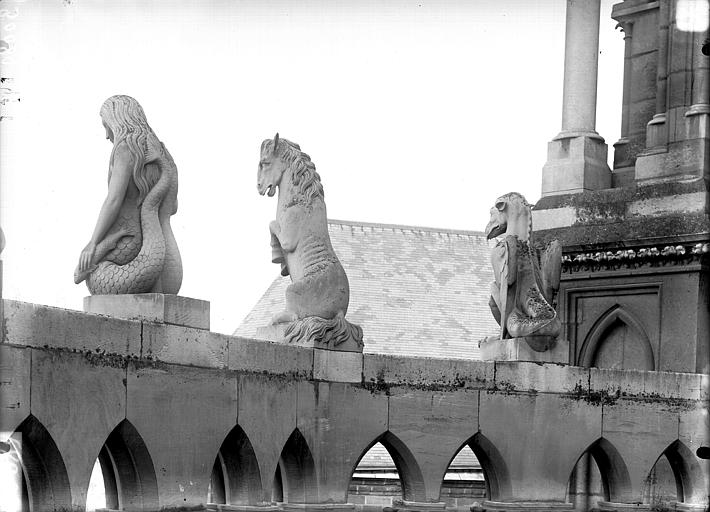 Chapelle de l'abside, le Dragon, la Cavale, la Sirène