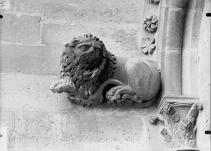 Sommier d'arc, tour nord, Lion