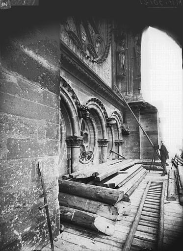 Bras nord du transept, arcature au-dessous de la rose