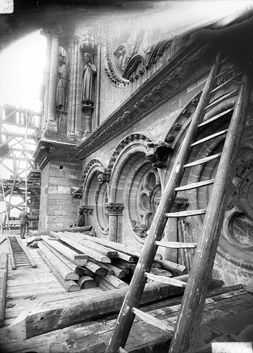 Bras nord du transept, arcature au-dessous de la rose