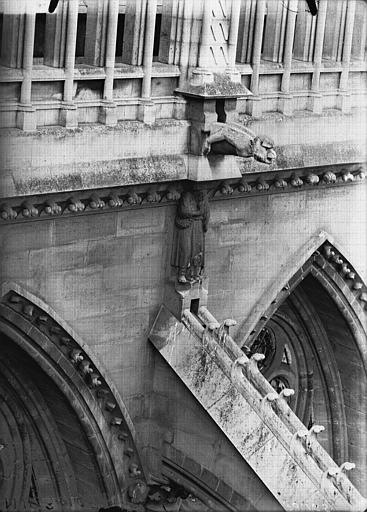 Cariatide et gargouille, façade nord, sixième travée