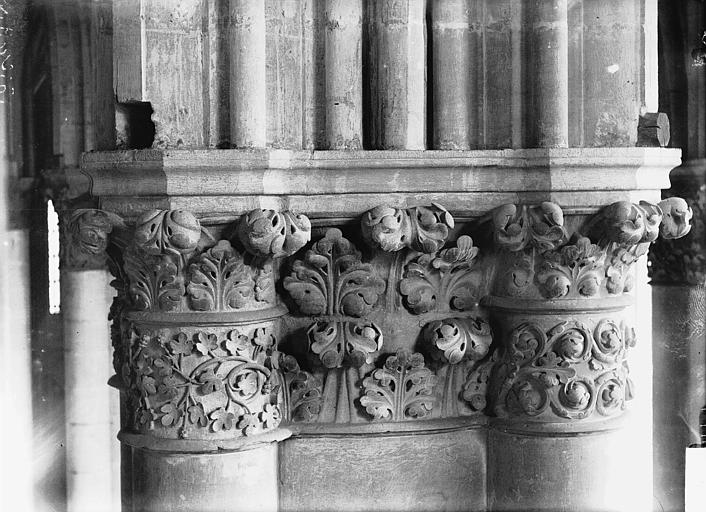 Chapiteau du premier pilier de la chapelle absidiale, au sud