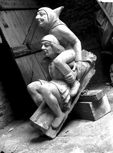 Pignon du bras nord du transept, figures de rampants, restauration