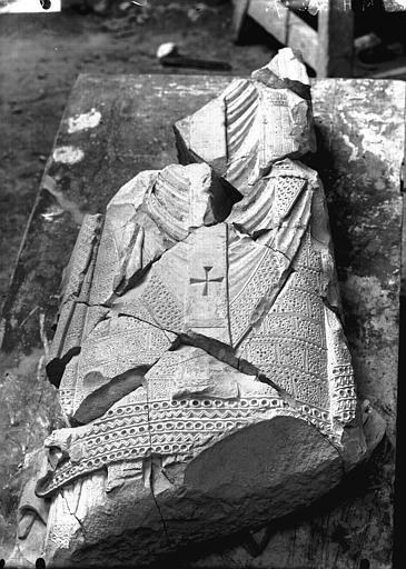 Fragment d'une statue d'évêque trouvée dans les déblaiements de la chapelle Saint-Joseph