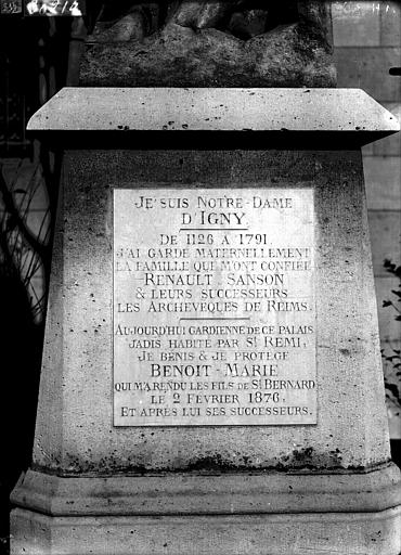 Inscription sur le socle de la statue de Notre-Dame d'Igny