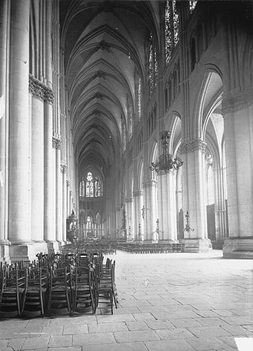 Nef, vue de l'entrée