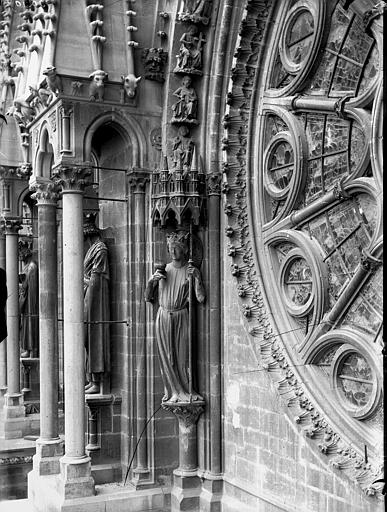 Statue de l'Eglise, à gauche de la rose sud