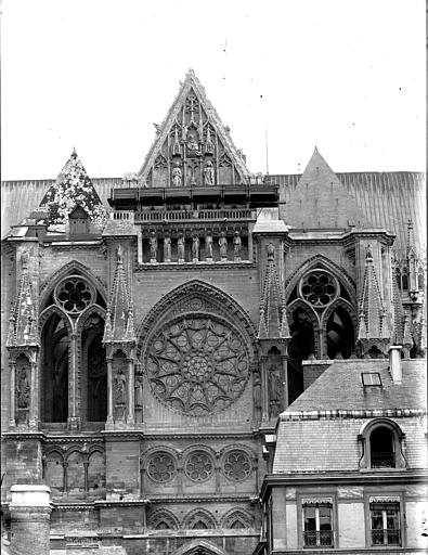 Bras nord du transept, pris de la cour du Chapitre