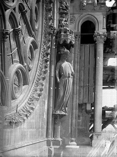 Statue de la Synagogue, à droite de la rose sud