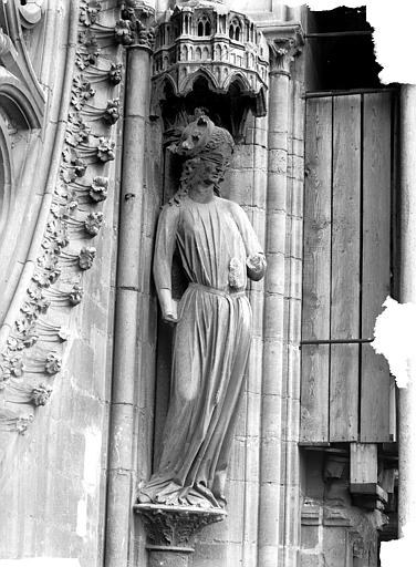 Statue de la Synagogue, à droite de la rose sud