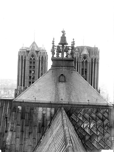 Carillon et sommet des tours du clocher à l'Ange