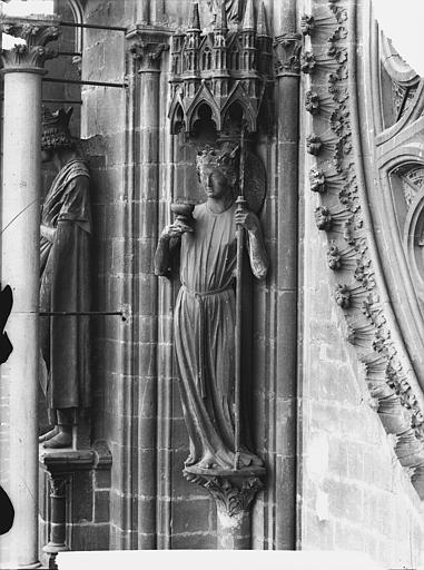 Staute de l'Eglise, à gauche de la rose sud