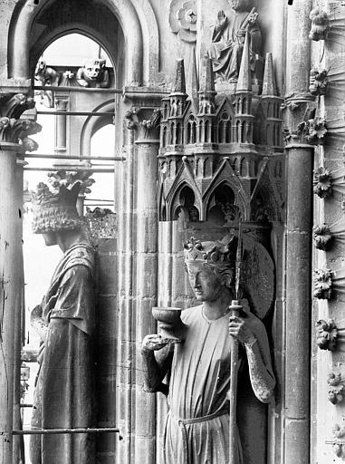 Statue de l'Eglise, buste