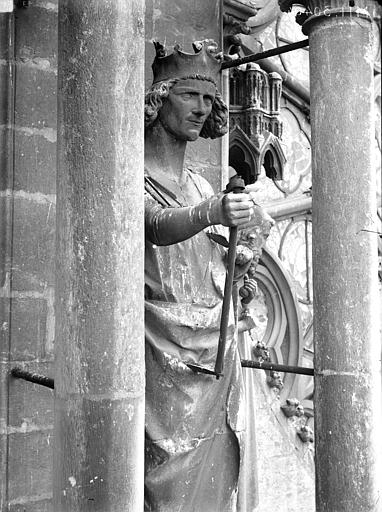 Statue de roi, contrefort de la tour nord