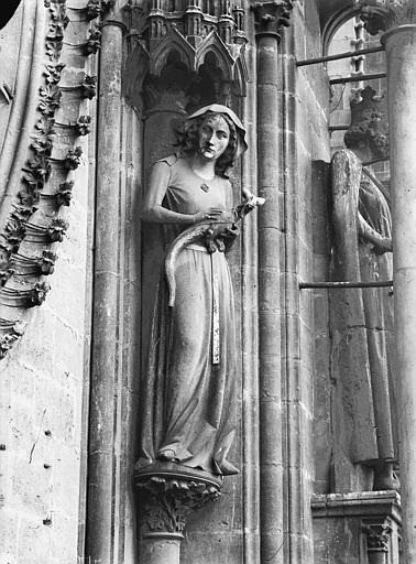 Bras nord du transept, statue d'Eve