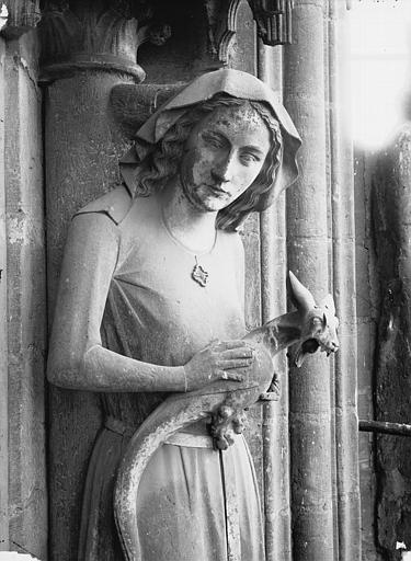 Bras nord du transept, statue d'Eve, buste