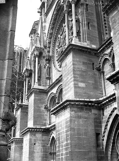 Partie du bras sud du transept, prise de la cour de l'Archevêché