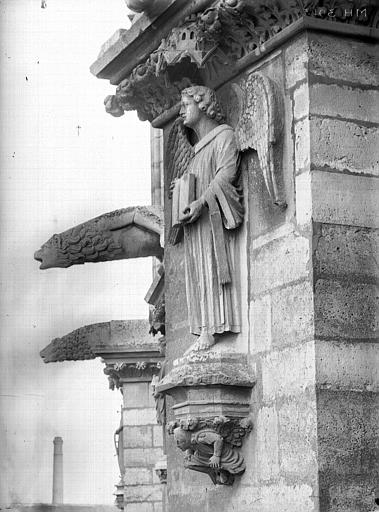 Ange du premier contrefort de l'abside, au nord