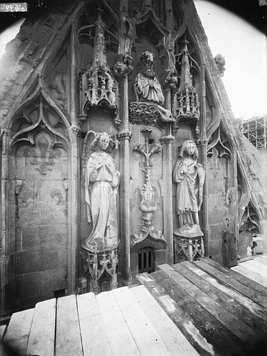 Pignon du bras nord du transept, l'Annonciation