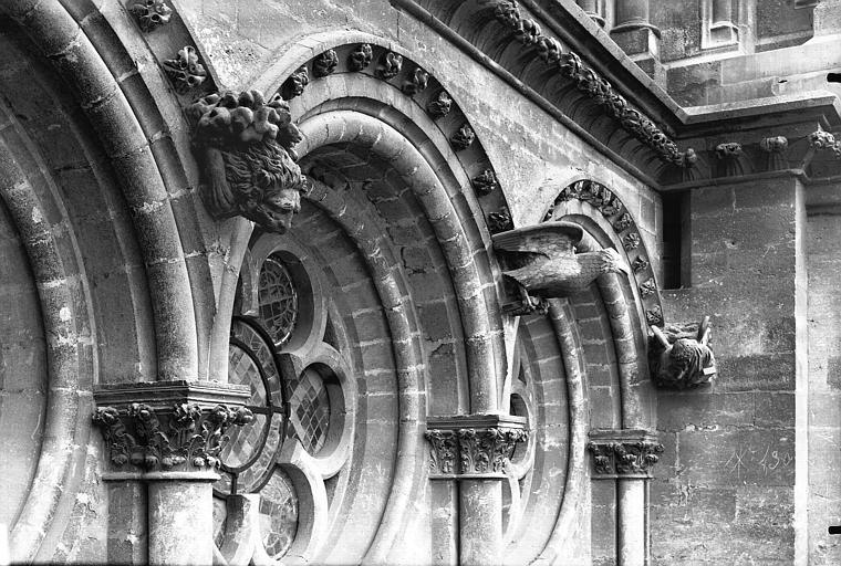 Arcature et Symbole des Evangelistes, sous la rose du bras nord du transept