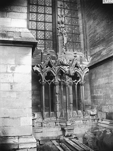 Fragments déposés de l'ancienne galerie de la nef