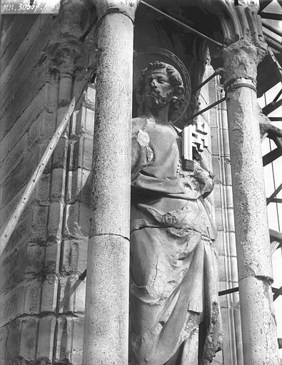 Contrefort de la tour sud, statue de saint Pierre