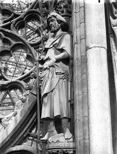 Statue de saint Jacques (supposé), près de la rose du grand portail