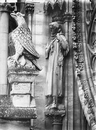 Statue d'un saint pélerin, près de la rose du grand portail