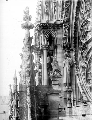 Pinâcles, statues et partie de la rose