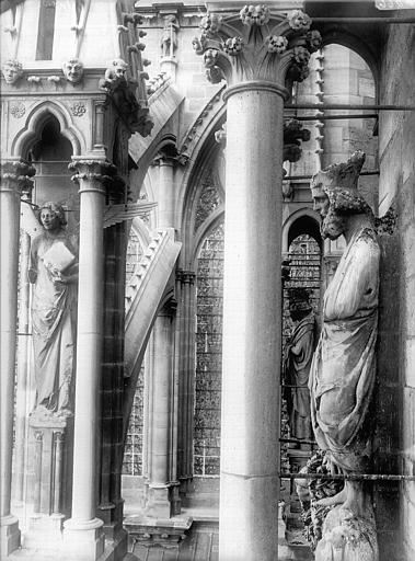 Statue de roi dit Pépin et dernier ange du contrefort, au sud