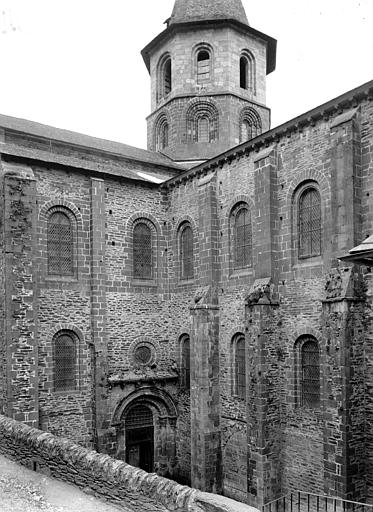 Angle de la nef et du transept, et clocher