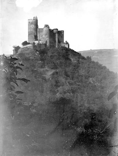 Vue à distance au sommet d'une colline