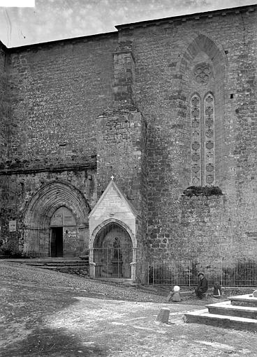 Façade Nord: portail, et porte de la chapelle du XIVème siècle