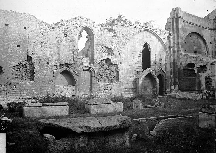 Ruines de la nef et tombeaux