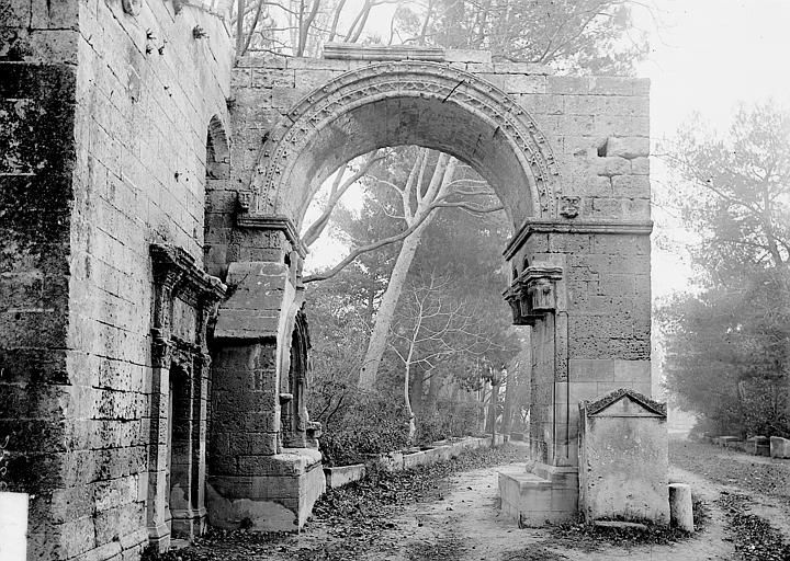 Arc de Saint-Césaire (supposé)