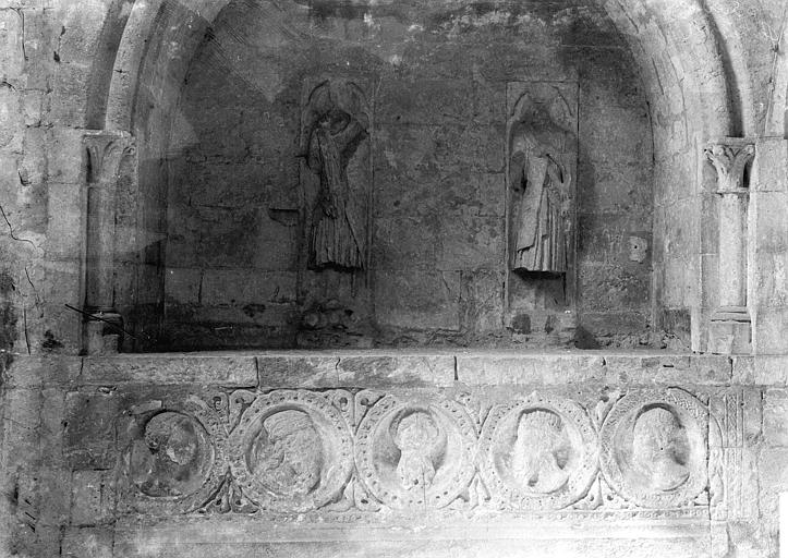 Tombeau et soubassement