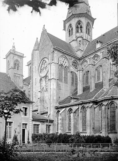 Bras du transept sud: vue extérieure et clocher