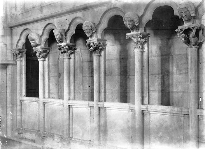 Triforium, détail: chapiteaux et mascarons