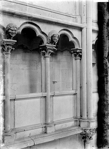 Triforium, détail: chapiteaux et mascarons