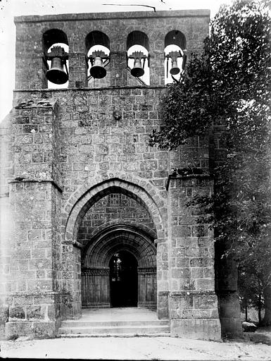 Façade ouest: clocher-mur